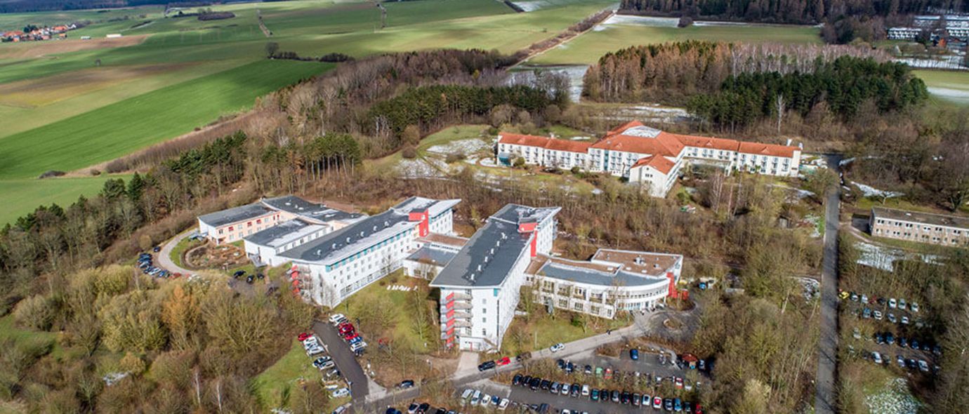 Gebäudeansicht der Deister Weser Kliniken aus der Vogelperspektive