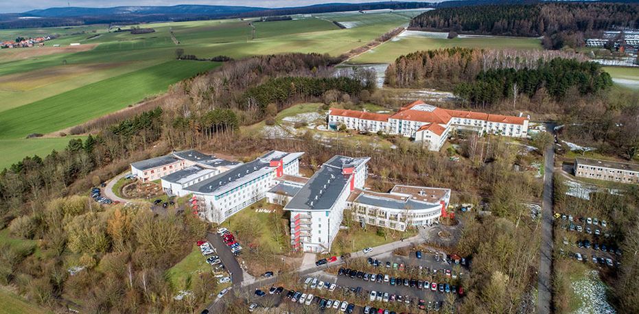 Gebäudeansicht der Deister Weser Kliniken aus der Vogelperspektive
