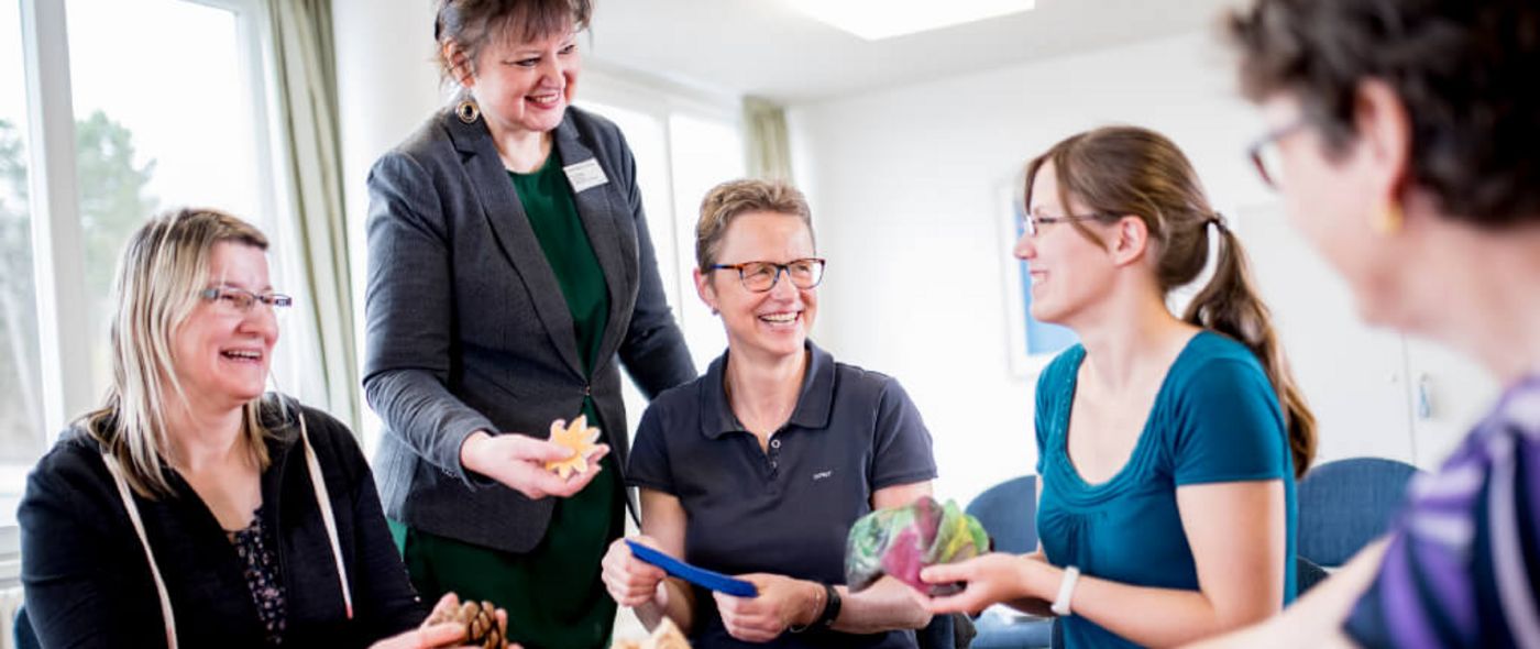 Gruppentherapiestunde am Tisch in der Deister Weser Klinik