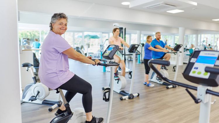 Patientinnen und Patienten trainieren auf Ergometern im MTT-Raum