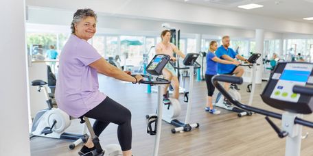 Patientinnen und Patienten trainieren auf Ergometern im MTT-Raum
