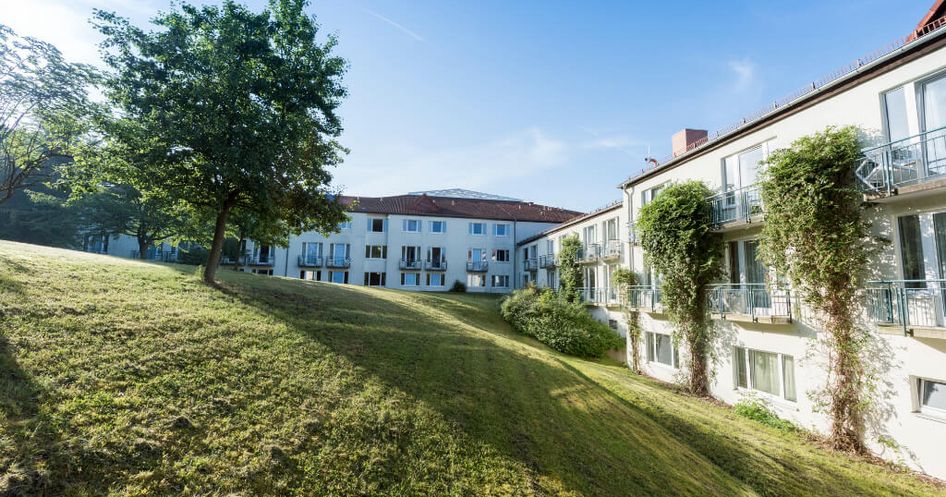 Die Deister Weser Kliniken Klinik Weser umgeben von einer Gartenlandschaft