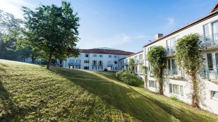 Die Deister Weser Kliniken Klinik Weser umgeben von einer Gartenlandschaft