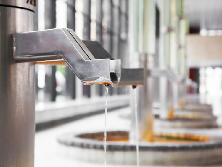 Heilwasser fließt aus einem Trinkhahn