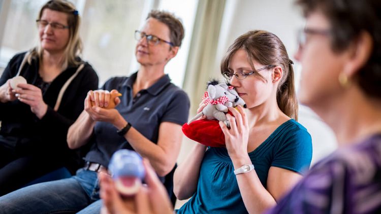 Eine Gruppe macht eine Fühltherapie