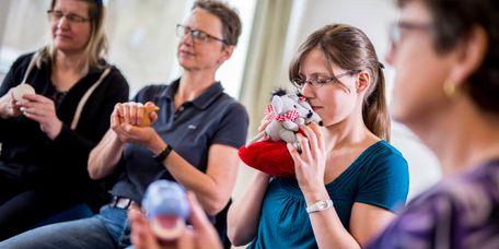 Genusstasten, Genussfühlen Eine Gruppe macht eine Fühltherapie