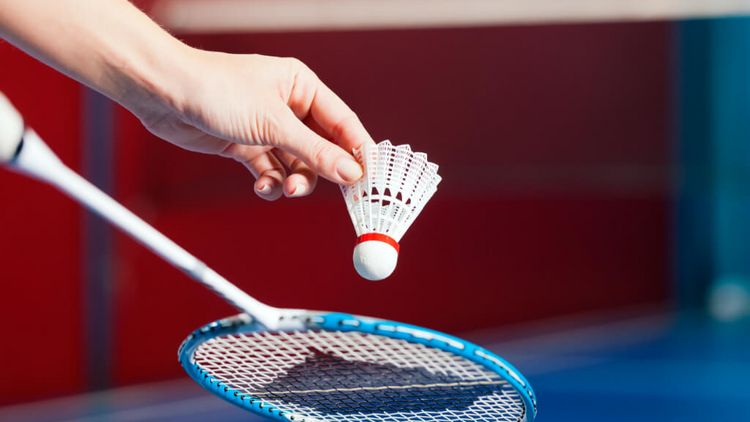 Eine Frau spielt Badminton