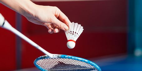 Eine Frau spielt Badminton