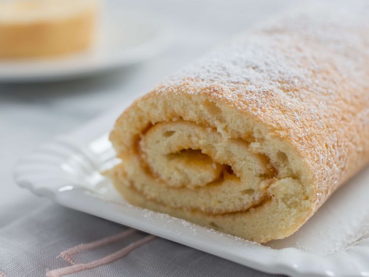 eine Sahne-Kuchen Rolle auf einem Teller