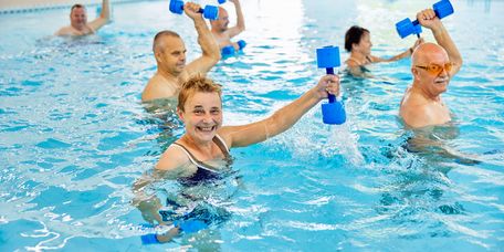 Menschen machen Aqua-Fitness im Schwimmbad der Klinik