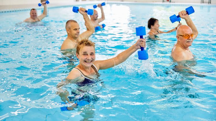 Menschen machen Aqua-Fitness im Schwimmbad der Klinik