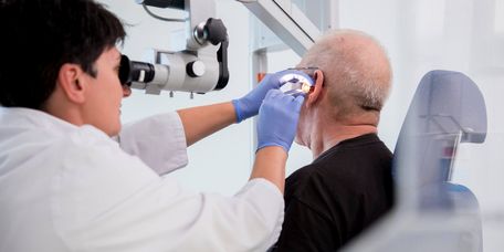 Ohruntersuchung Patient wird mit einer Lampe im Ohr untersucht