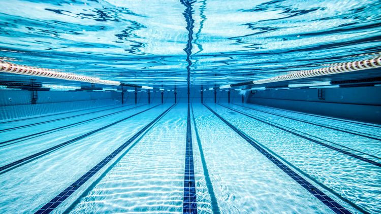 Unterwasseraufnahme der Bahnen in einem Schwimmbad