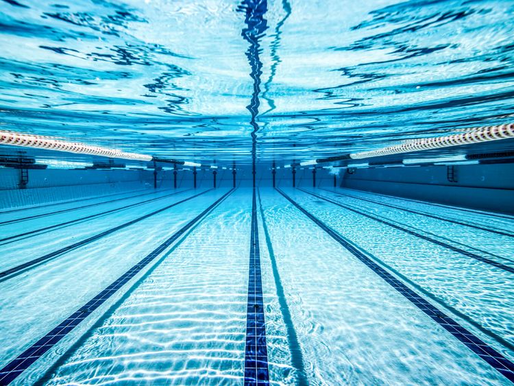 Unterwasseraufnahme der Bahnen in einem Schwimmbad