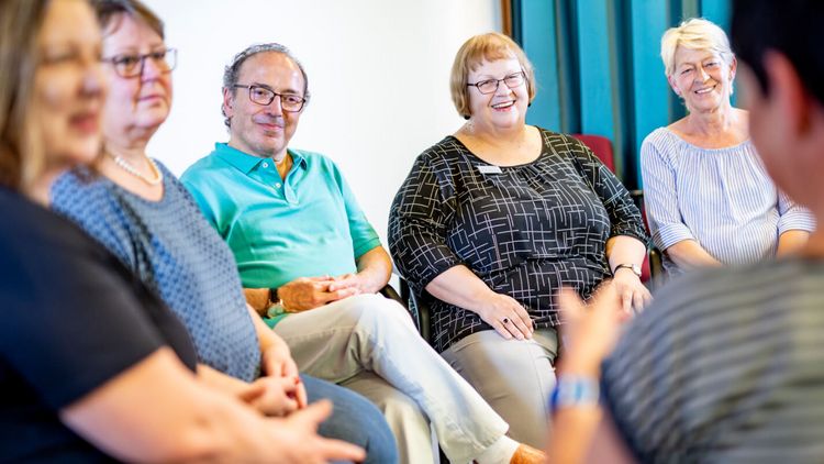 Psychotherapeutin spricht mit Patienten in der Gruppenthreapie