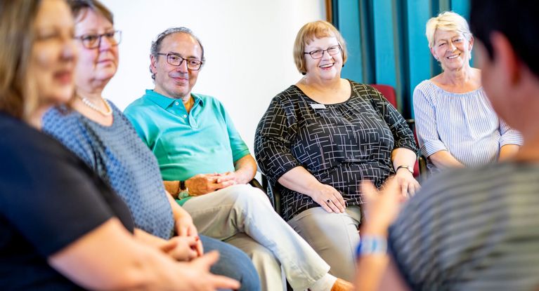 Psychotherapeutin spricht mit Patienten in der Gruppenthreapie