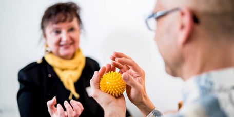 Therapeutin mit Patient 