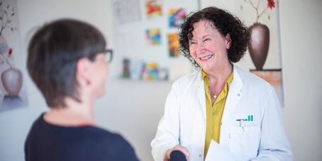 Krankenhauseinweisung in das Akutkrankenhaus für Psychosomatik Ärztin schüttel Patientin beim Abschlussgepräch die Hand