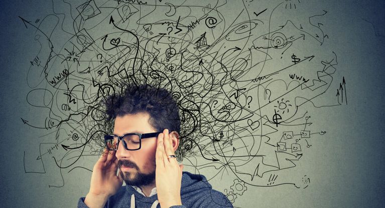 Gestresster Mann mit Wirrwarr im Kopf