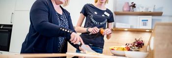 Ernährungsberatung in einer Küche
