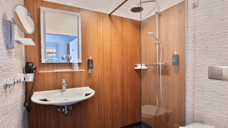 Privita Badezimmer mit einer modernen, großen Dusche
