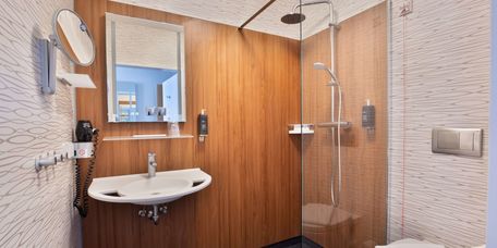 Privita Badezimmer mit einer modernen, großen Dusche
