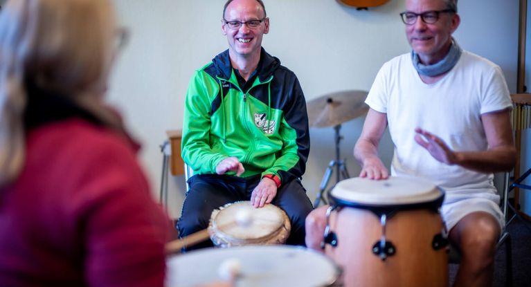 Patienten trommeln in der Musiktherapie