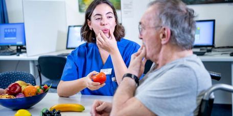 Patient bei der Logopädie mit Therapeutin
