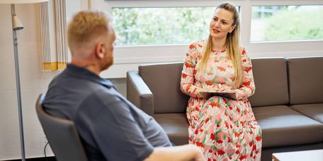 Psyche, Gewicht, Adipositas. Psychologin und Patient im Gespräch