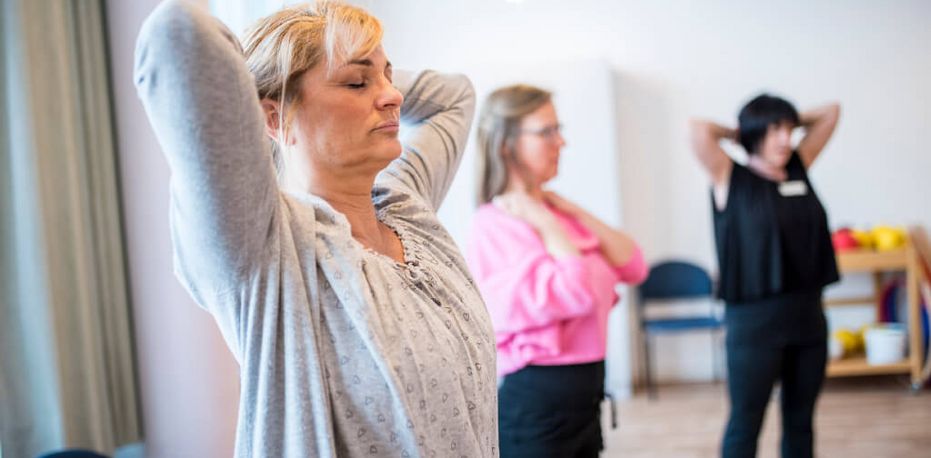 Eine Gruppe macht Entspannungsübungen