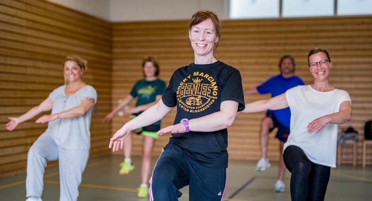 Eine Gruppe macht Aerobic in der Turnhalle