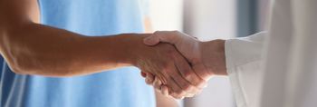 Zwei Personen schütteln sich die Hände