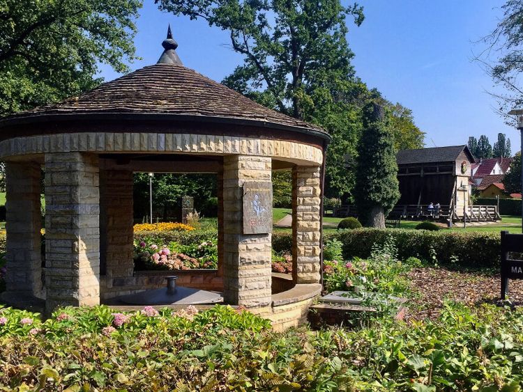 Steinerner Pavillon im Kurpark Bad Münder in Niedersachsen