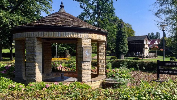 Steinerner Pavillon im Kurpark Bad Münder in Niedersachsen