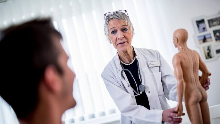 Ärztin im Gespräch mit einem Patienten