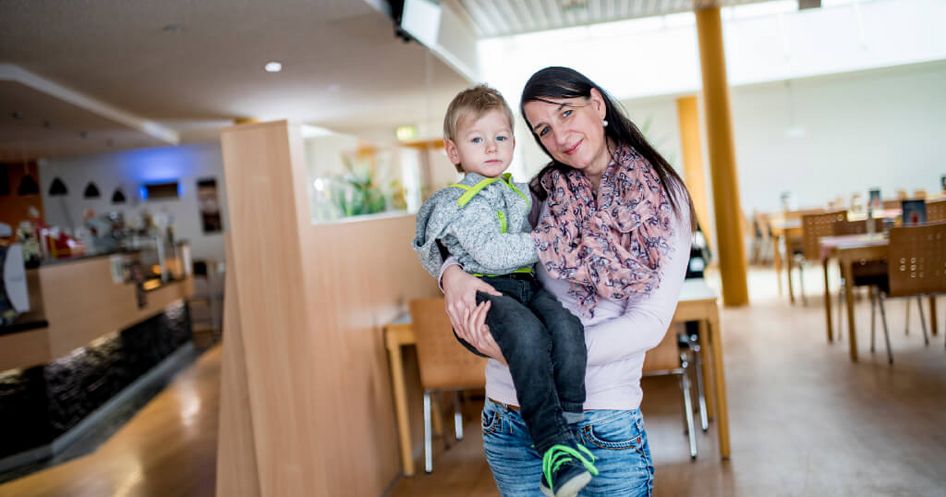 Mutter hält ihr Kind im Arm