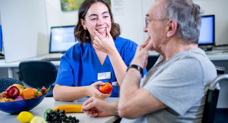 Logopädin spricht mit Patienten