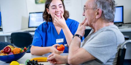 Logopädin spricht mit Patienten