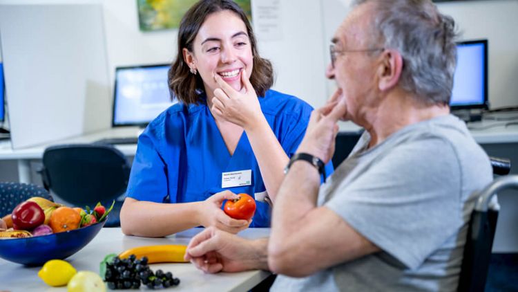 Logopädin spricht mit Patienten