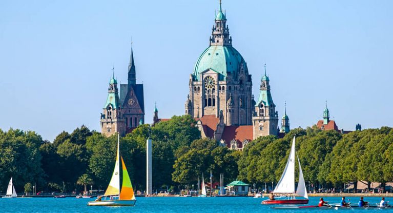 Blick vom Maschsee in Hannover auf das neue Rathaus