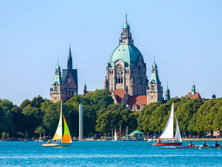 Blick vom Maschsee in Hannover auf das neue Rathaus