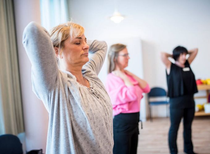 Eine Gruppe macht Entspannungsübungen