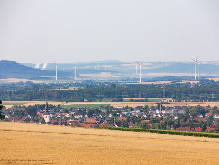 Blick auf Bad Münder in Niedersachen und umliegende goldgelbe Felder