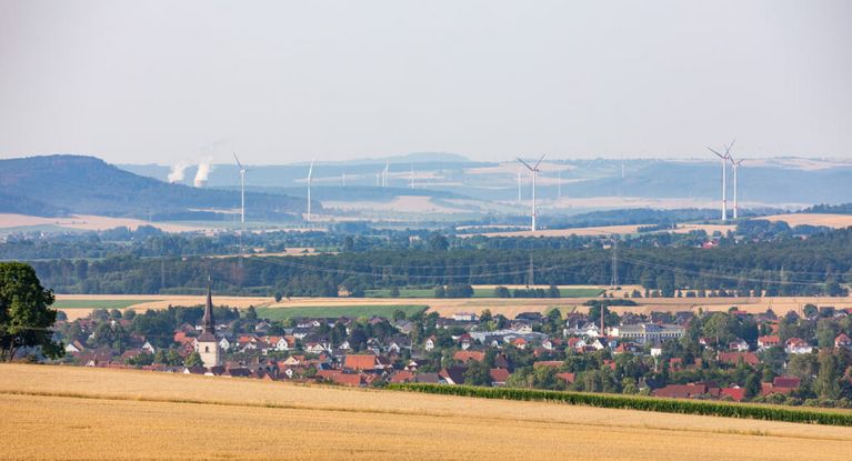Blick auf Bad Münder in Niedersachen und umliegende goldgelbe Felder