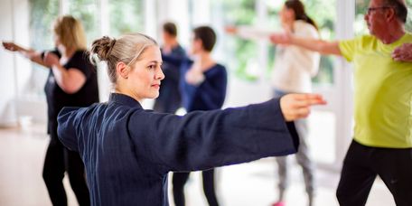 Patienten und Therapeut machen gemeinsam Tai-Chi
