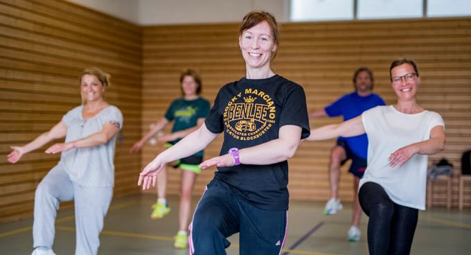 Eine Gruppe tanzt in der Turnhalle